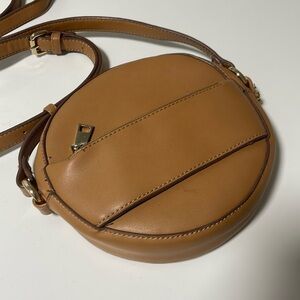 Chic Brown Circular Cross-Body Bag - The Perfect Summertime Accessory!